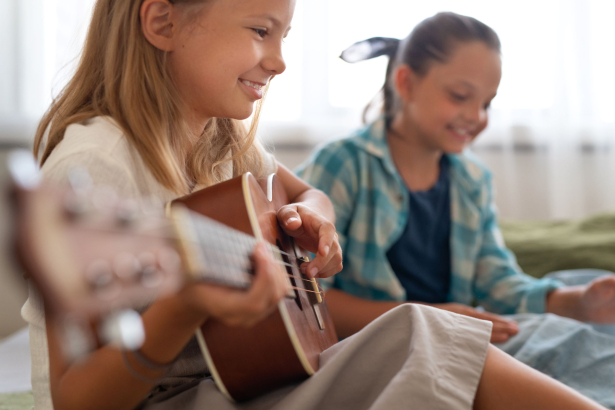 kinderen spelen gitaar